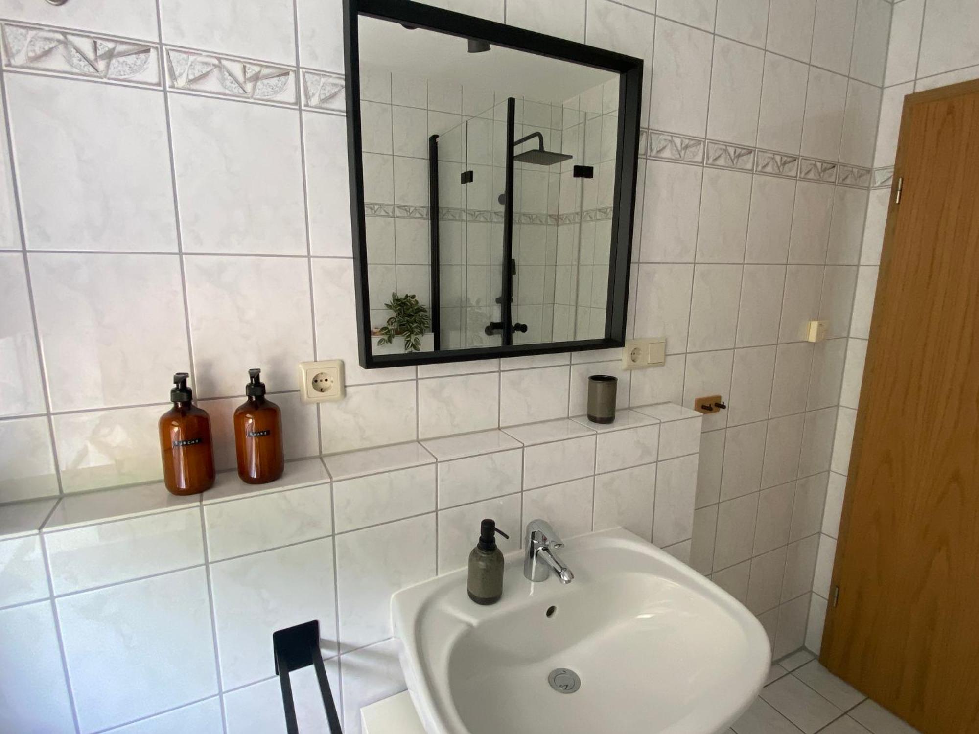 Moderne Wohnung Mit Terrasse & Parkplatz; Naehe Bwzk & Amazon Coblenza Exterior foto